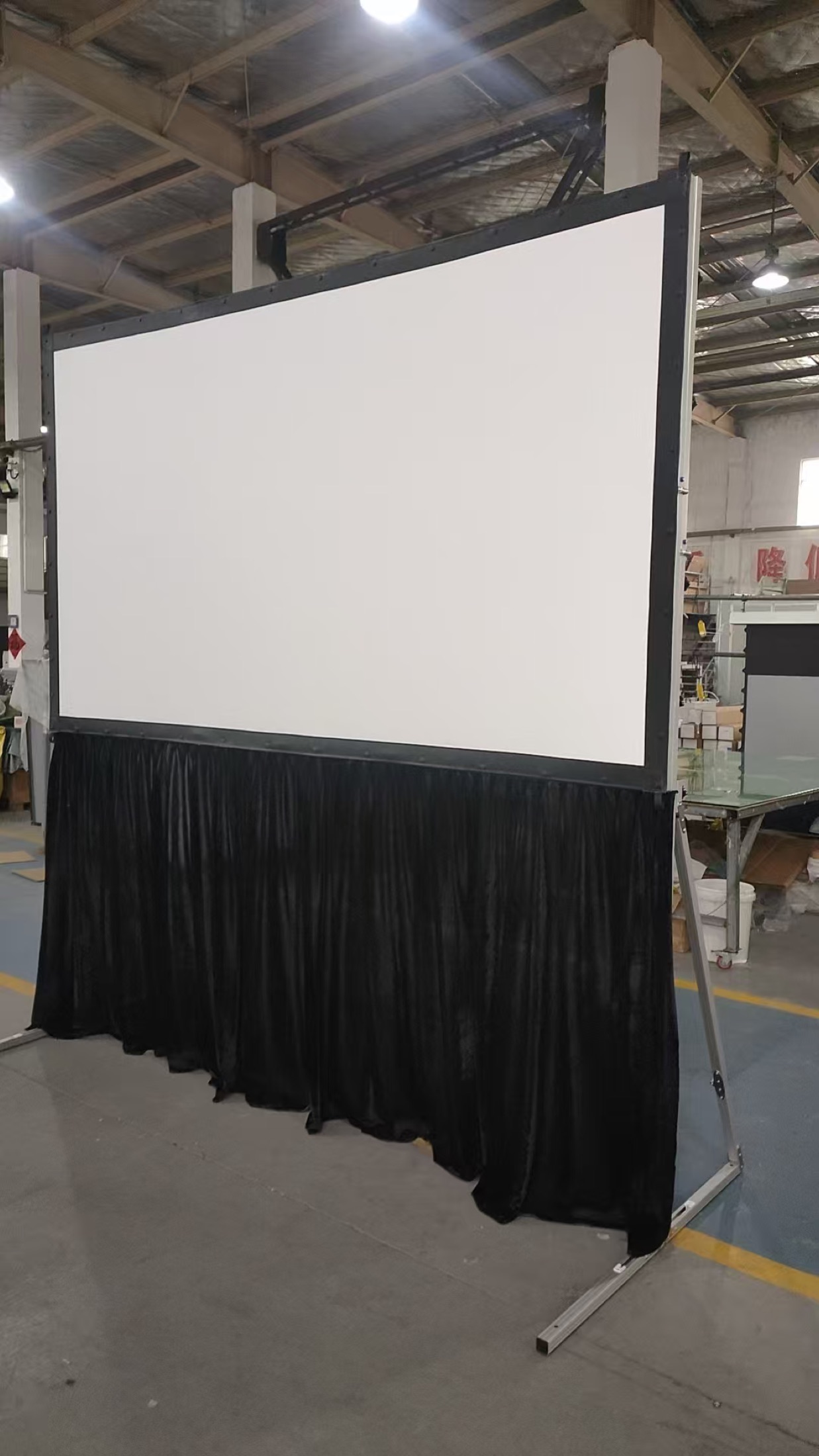 Portable projection screen assembled in the factory for inspection